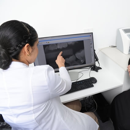 dr-chahal-patient-consultation